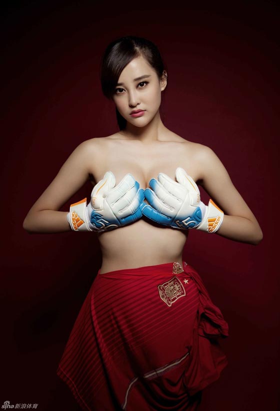 صور رائعة ومثيرة لمشجعات كرة القدم في الصين بمناسبة مونديال 2014 صورة رقم 7