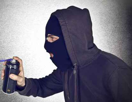 مجنون النساء في المنيا.. قذف من اشتهاهن بمياه حارقة ليرى مفاتنهن!! صورة رقم 1