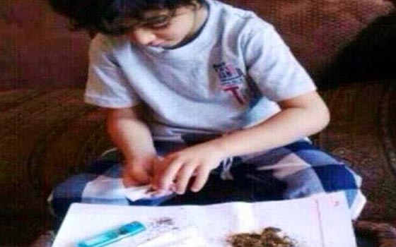 صورة صادمة لطفل سعودي يحترف لف سجائر الحشيش  صورة رقم 1