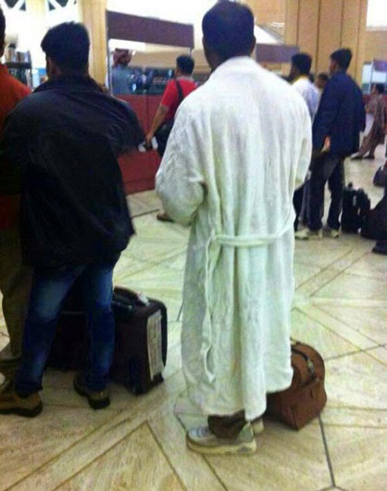 صورة: مسافر في مطار الرياض في السعودية بـ (روب الحمام) ! صورة رقم 1