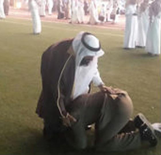 بالصور.. خريج كلية عسكرية يركع على ركبتيه ويقبل قدمي والده صورة رقم 1