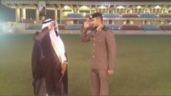 بالصور.. خريج كلية عسكرية يركع على ركبتيه ويقبل قدمي والده صورة رقم 3