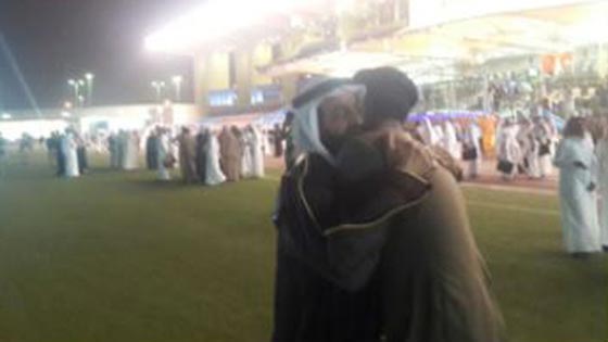 بالصور.. خريج كلية عسكرية يركع على ركبتيه ويقبل قدمي والده صورة رقم 2