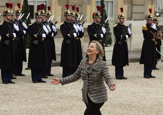 هيلاري كلينتون: ساكوزي ثرثار ويصف الرؤساء بالمجانين والمعاقين صورة رقم 6