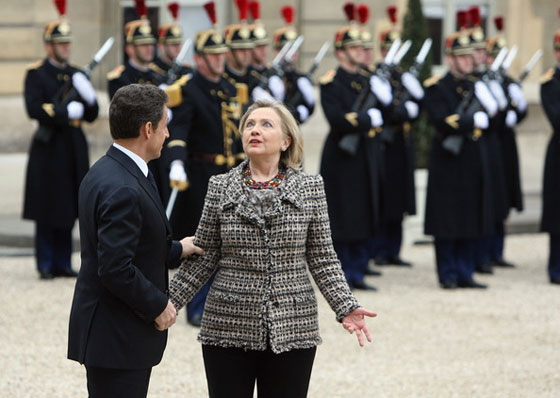 هيلاري كلينتون: ساكوزي ثرثار ويصف الرؤساء بالمجانين والمعاقين صورة رقم 11