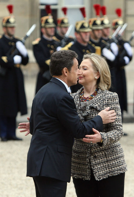 هيلاري كلينتون: ساكوزي ثرثار ويصف الرؤساء بالمجانين والمعاقين صورة رقم 16