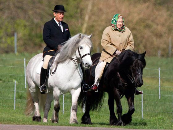 الملكة قاربت التسعين لكنها فارسة ماهرة تمارس هواية ركوب الخيل صورة رقم 1