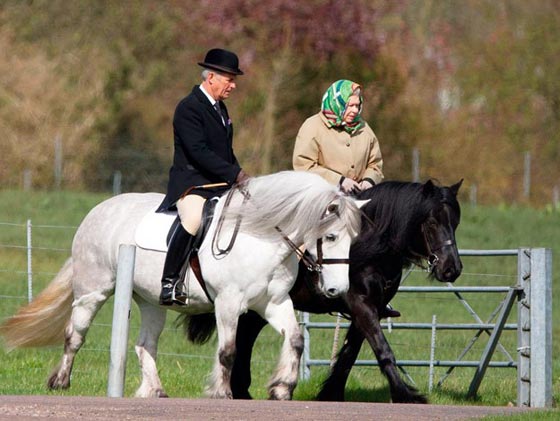الملكة قاربت التسعين لكنها فارسة ماهرة تمارس هواية ركوب الخيل صورة رقم 2