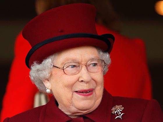 الملكة قاربت التسعين لكنها فارسة ماهرة تمارس هواية ركوب الخيل صورة رقم 10