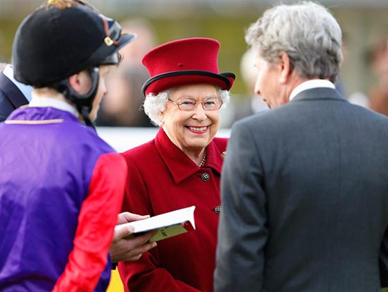 الملكة قاربت التسعين لكنها فارسة ماهرة تمارس هواية ركوب الخيل صورة رقم 9