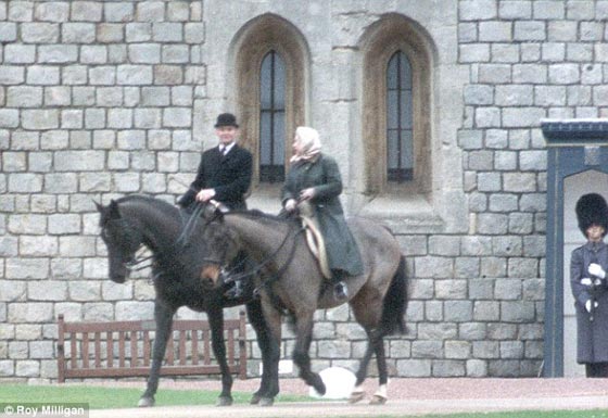 الملكة قاربت التسعين لكنها فارسة ماهرة تمارس هواية ركوب الخيل صورة رقم 8