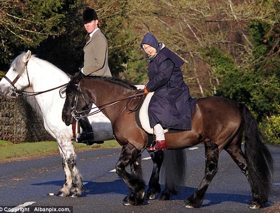 الملكة قاربت التسعين لكنها فارسة ماهرة تمارس هواية ركوب الخيل صورة رقم 6