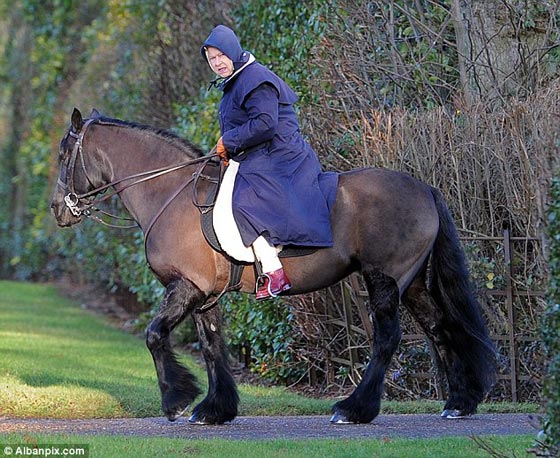 الملكة قاربت التسعين لكنها فارسة ماهرة تمارس هواية ركوب الخيل صورة رقم 5