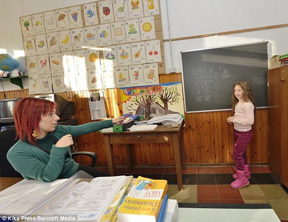 صور اصغر مدرسة في العالم: يتعلم فيها طالبة واحدة وفيها معلمة واحدة! صورة رقم 2