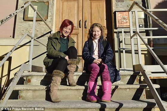 صور اصغر مدرسة في العالم: يتعلم فيها طالبة واحدة وفيها معلمة واحدة! صورة رقم 4