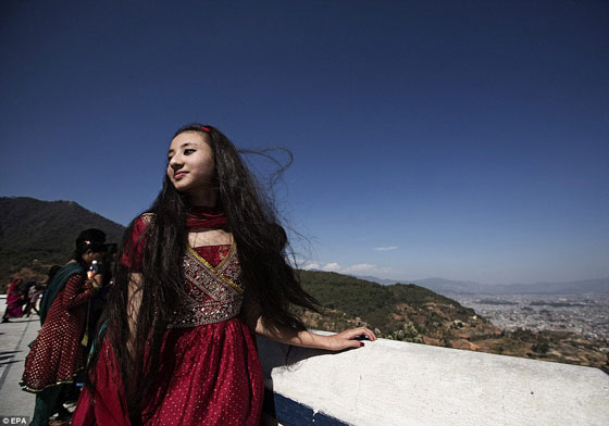 صور هندوسيون وبوذيون يعبدون فتيات صغيرات ويمنعوهن من المشي صورة رقم 2