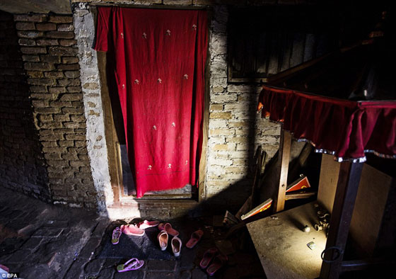 صور هندوسيون وبوذيون يعبدون فتيات صغيرات ويمنعوهن من المشي صورة رقم 6