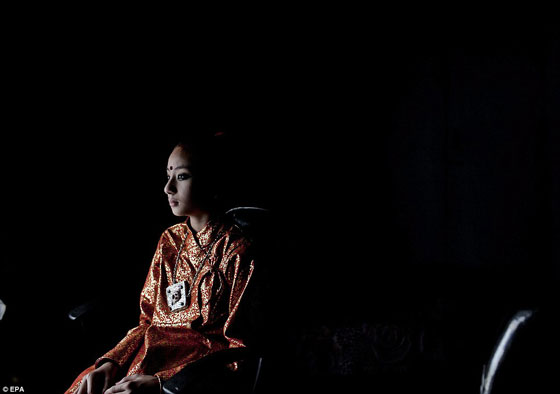 صور هندوسيون وبوذيون يعبدون فتيات صغيرات ويمنعوهن من المشي صورة رقم 13