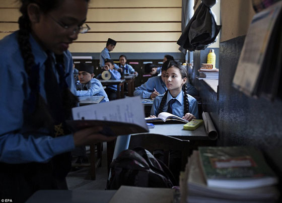 صور هندوسيون وبوذيون يعبدون فتيات صغيرات ويمنعوهن من المشي صورة رقم 18