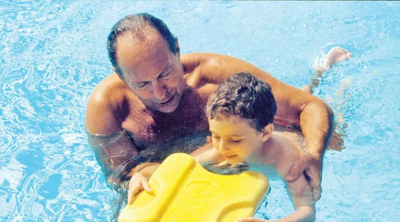 زعماء عرب يمارسون رياضة ركوب الدراجة.. السباحة والمصارعة ايضا صورة رقم 6