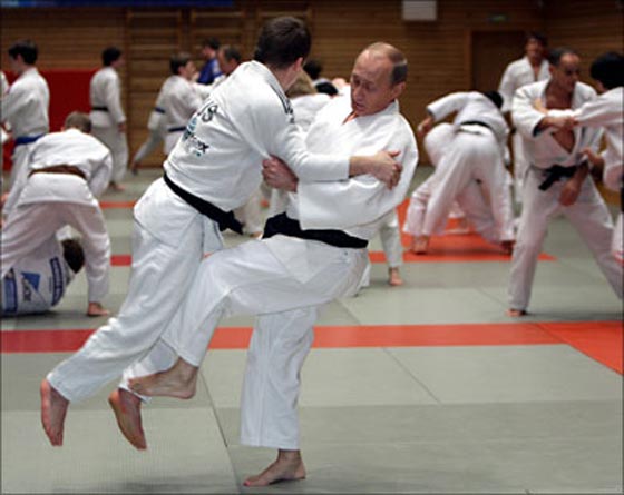 زعماء عرب يمارسون رياضة ركوب الدراجة.. السباحة والمصارعة ايضا صورة رقم 5