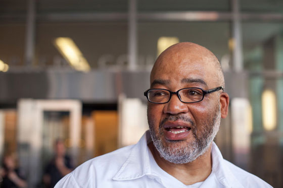 امريكي يثبت براءته بعد ان امضى 17 سنة خلف القضبان! صورة رقم 4