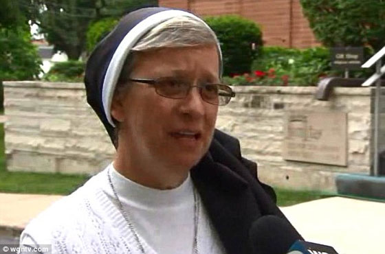 ناد للخلع الملابس في شيكاغو يخرج راهبات عن طورهن صورة رقم 3