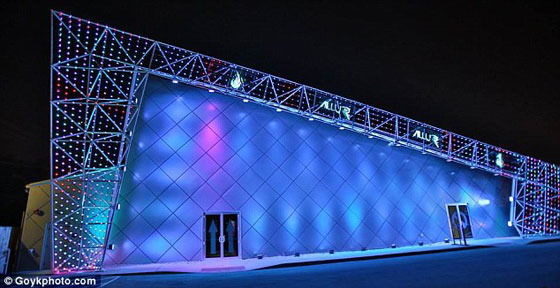 ناد للخلع الملابس في شيكاغو يخرج راهبات عن طورهن صورة رقم 2