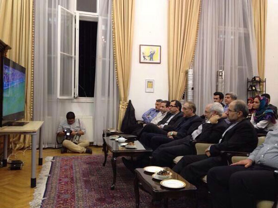  شاهد.. كيف تابع روحاني المبارة بين ايران ونيجيريا بملابس الرياضة صورة رقم 2