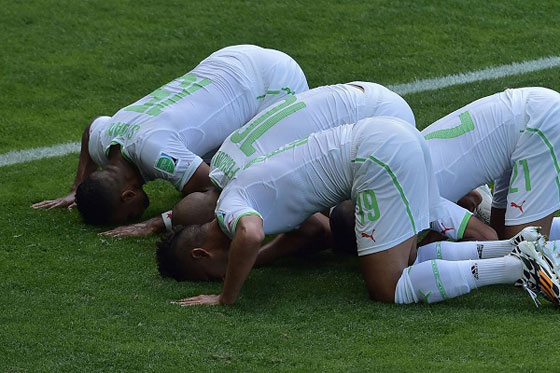 الداعية عيّه للجزائريين. قوموا الليل نصرة لاخوانكم في المونديال صورة رقم 2