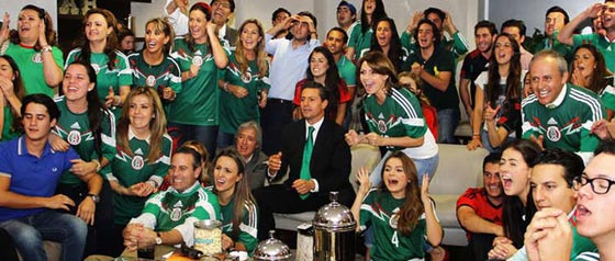 بالصور.. هكذا يتابع الرئيس المكسيكي مباريات منتخب بلاده  صورة رقم 1