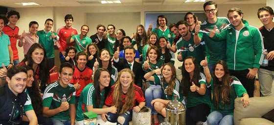 بالصور.. هكذا يتابع الرئيس المكسيكي مباريات منتخب بلاده  صورة رقم 3