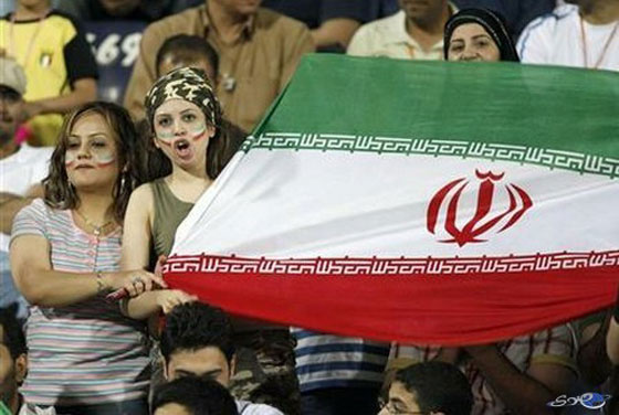 الشرطة الايرانية تطرد النساء والصحفيات من مباراة للكرة صورة رقم 4