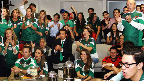 بالصور.. أكثر رؤساء العالم وسامة يتابع مباراة منتخبه المكسيك صورة رقم 2