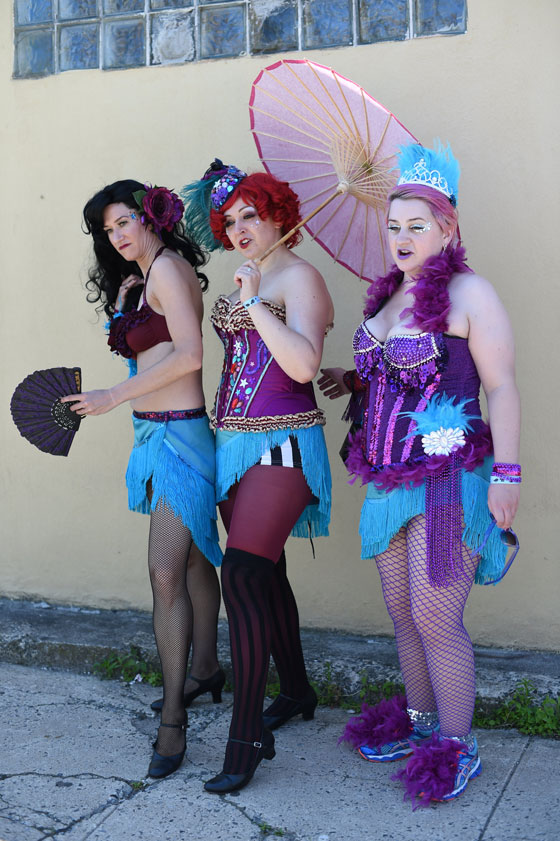 مهرجان حورية البحر يجعل عمدة نيويورك قرصانا وزوجته حورية صورة رقم 1