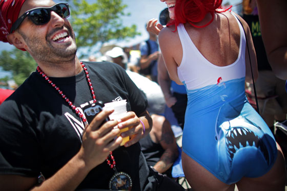 مهرجان حورية البحر يجعل عمدة نيويورك قرصانا وزوجته حورية صورة رقم 2