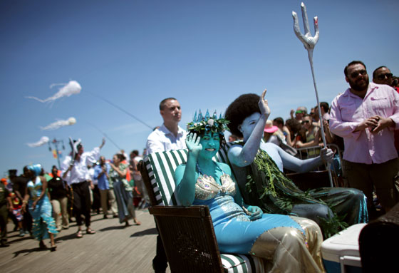 مهرجان حورية البحر يجعل عمدة نيويورك قرصانا وزوجته حورية صورة رقم 4