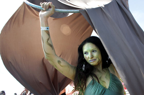 مهرجان حورية البحر يجعل عمدة نيويورك قرصانا وزوجته حورية صورة رقم 6