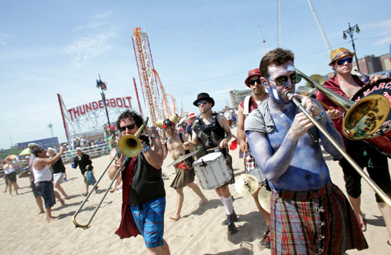 مهرجان حورية البحر يجعل عمدة نيويورك قرصانا وزوجته حورية صورة رقم 7