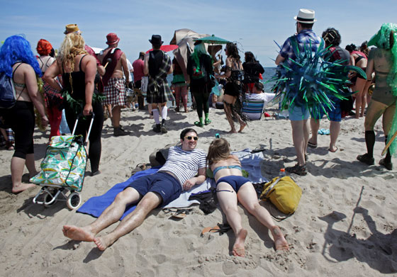 مهرجان حورية البحر يجعل عمدة نيويورك قرصانا وزوجته حورية صورة رقم 8