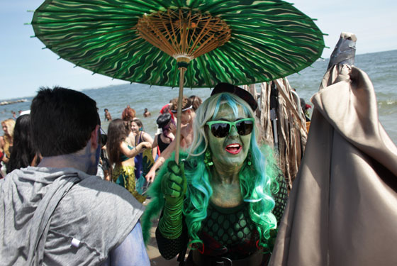 مهرجان حورية البحر يجعل عمدة نيويورك قرصانا وزوجته حورية صورة رقم 11