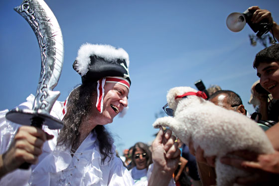 مهرجان حورية البحر يجعل عمدة نيويورك قرصانا وزوجته حورية صورة رقم 12