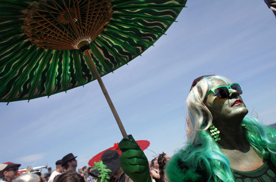 مهرجان حورية البحر يجعل عمدة نيويورك قرصانا وزوجته حورية صورة رقم 13