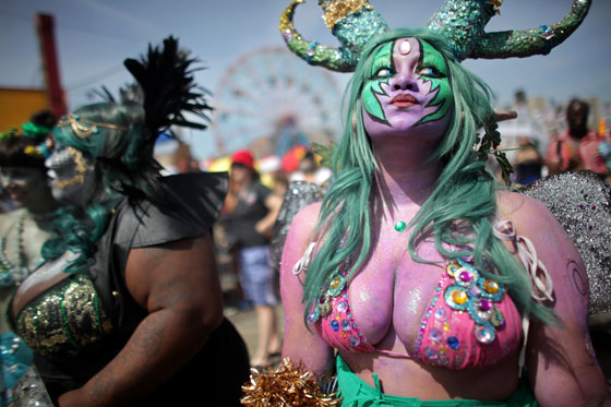 مهرجان حورية البحر يجعل عمدة نيويورك قرصانا وزوجته حورية صورة رقم 14