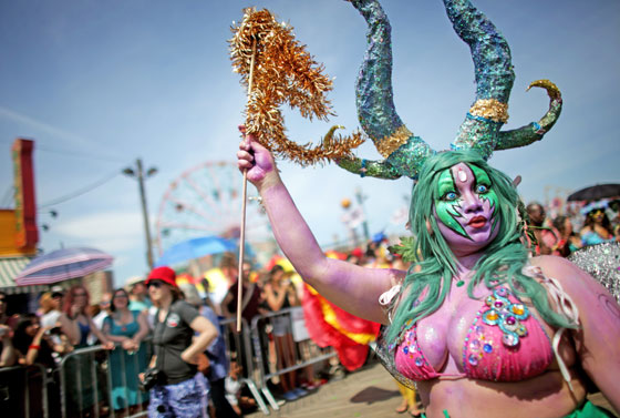 مهرجان حورية البحر يجعل عمدة نيويورك قرصانا وزوجته حورية صورة رقم 16