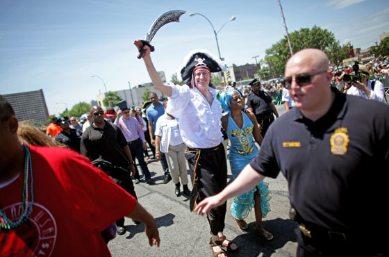 مهرجان حورية البحر يجعل عمدة نيويورك قرصانا وزوجته حورية صورة رقم 17