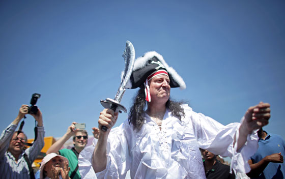 مهرجان حورية البحر يجعل عمدة نيويورك قرصانا وزوجته حورية صورة رقم 18