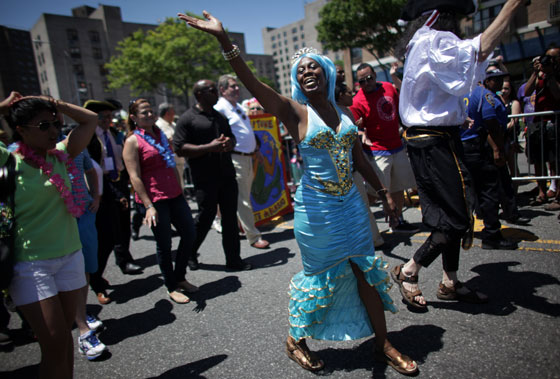 مهرجان حورية البحر يجعل عمدة نيويورك قرصانا وزوجته حورية صورة رقم 19