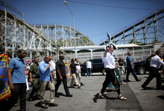 مهرجان حورية البحر يجعل عمدة نيويورك قرصانا وزوجته حورية صورة رقم 20