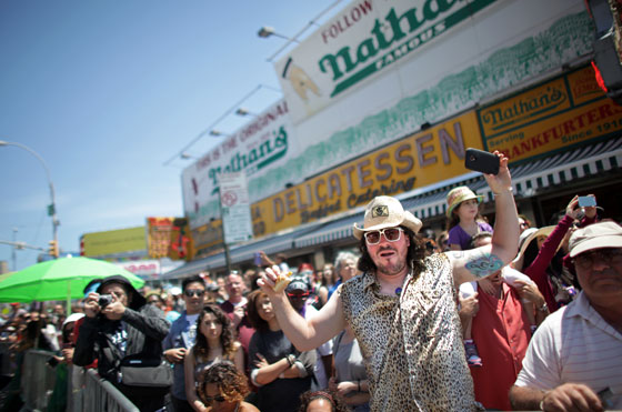 مهرجان حورية البحر يجعل عمدة نيويورك قرصانا وزوجته حورية صورة رقم 21